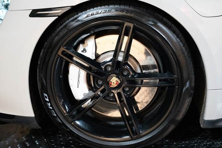 Grå Porsche Taycan Turbo fra 2021