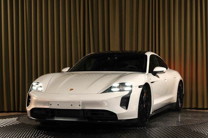 Grå Porsche Taycan Turbo fra 2021