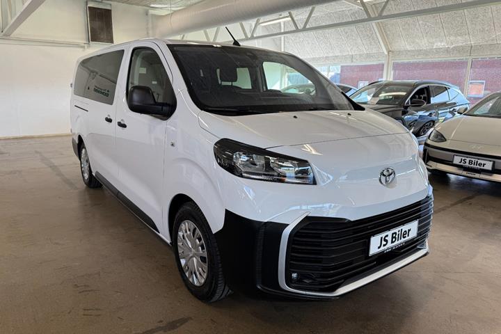 Hvid Toyota Proace Verso fra 2025
