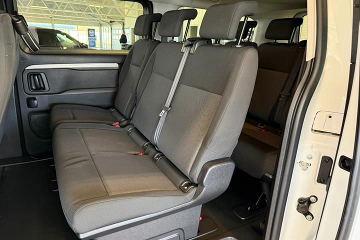 Hvid Toyota Proace Verso fra 2025