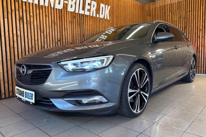 Grå Opel Insignia fra 2018 set udefra
