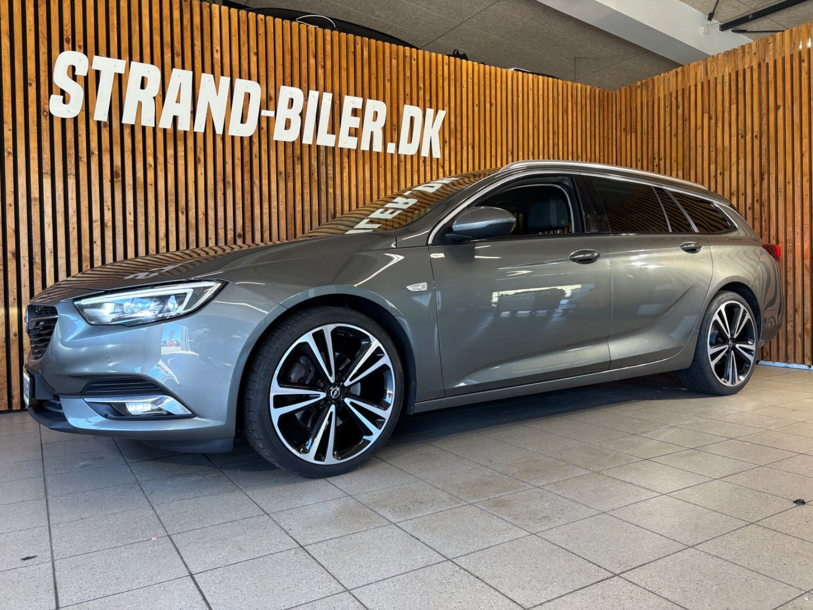 Grå Opel Insignia fra 2018