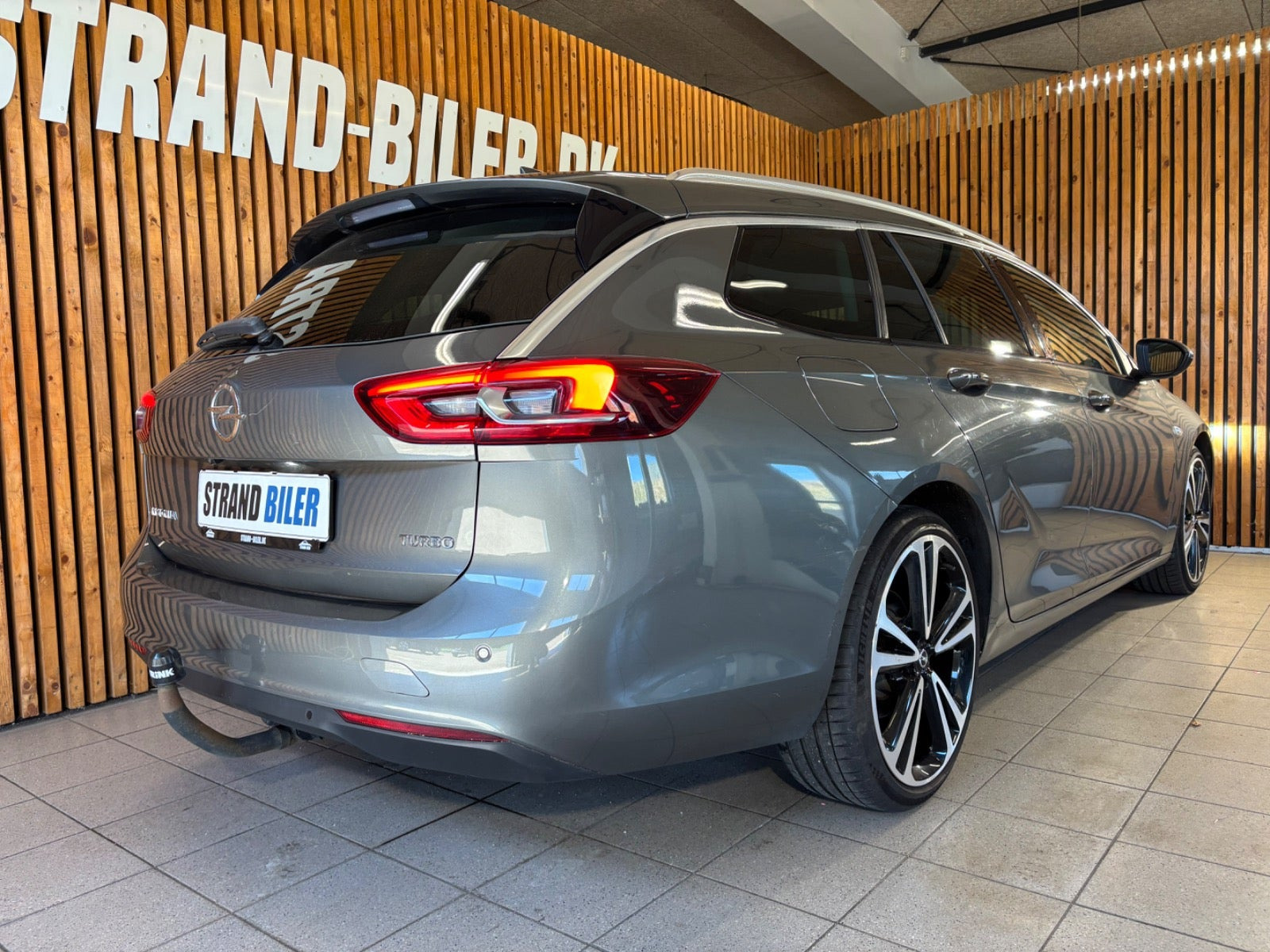 Grå Opel Insignia fra 2018