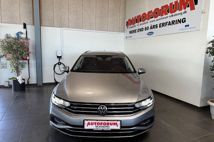 Grå VW Passat fra 2022