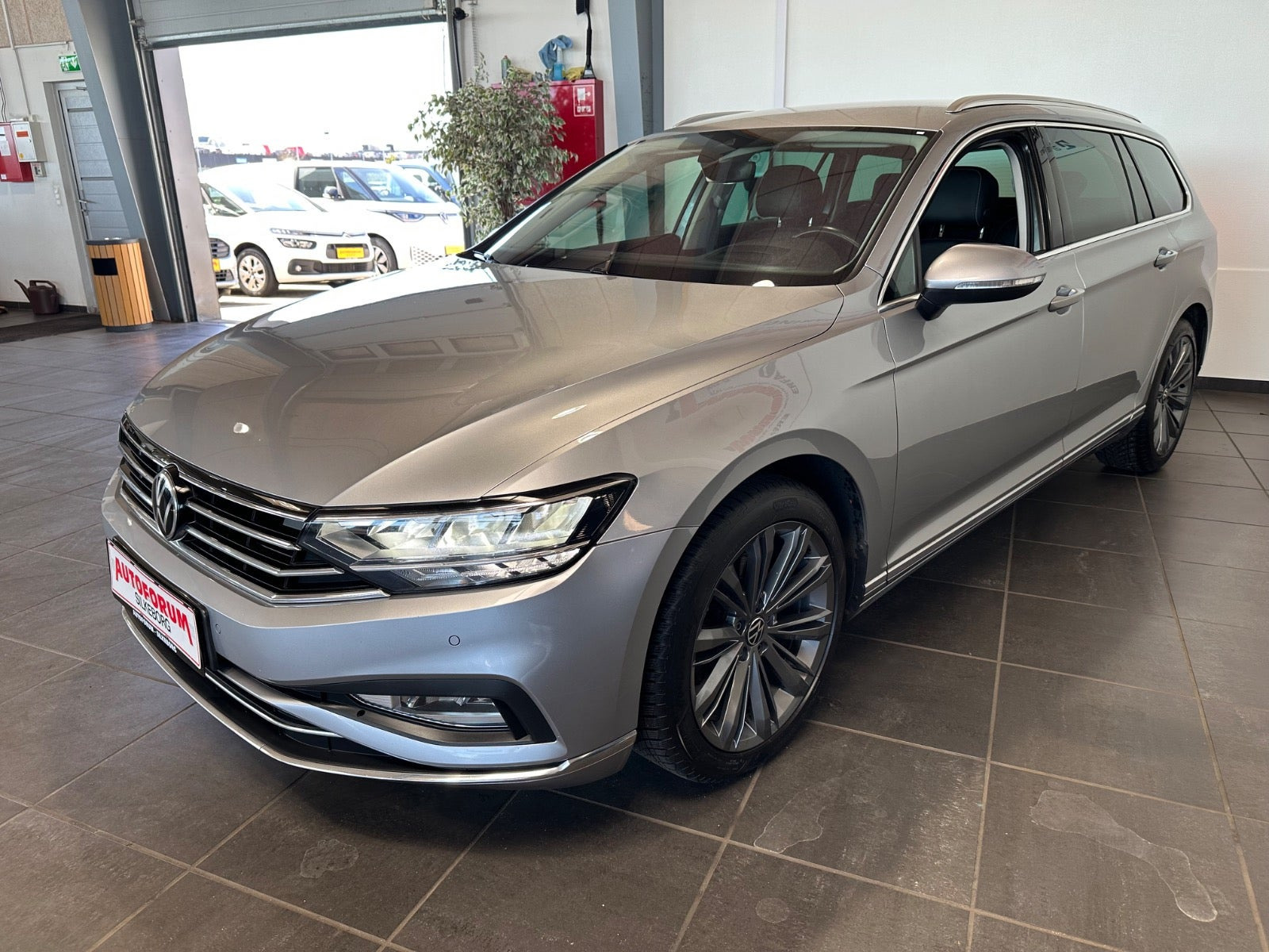 Grå VW Passat fra 2022