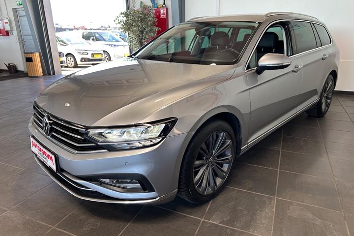 Grå VW Passat fra 2022