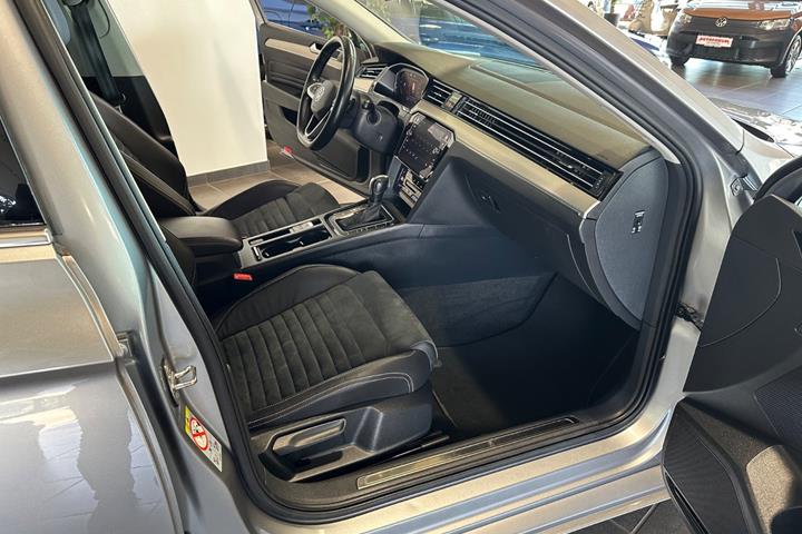 Grå VW Passat fra 2022