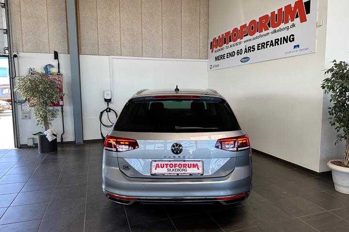 Grå VW Passat fra 2022