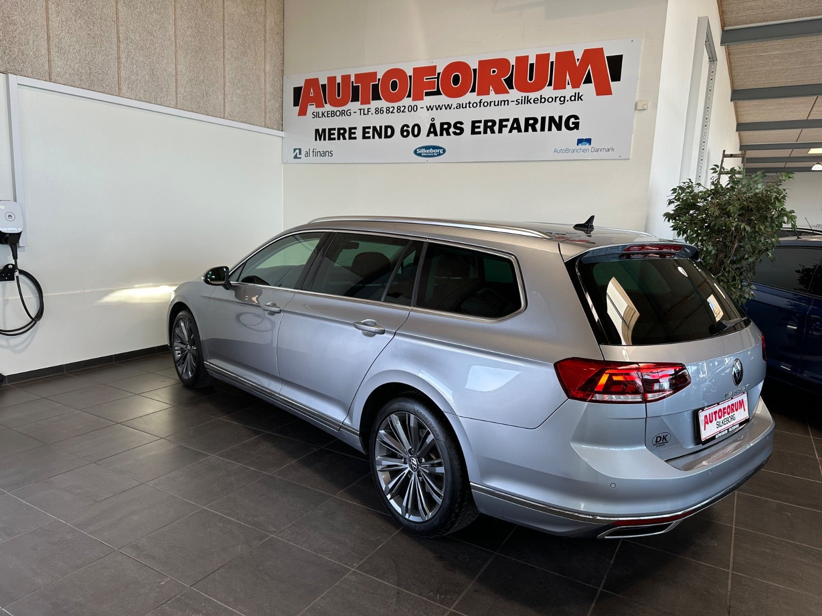 Grå VW Passat fra 2022