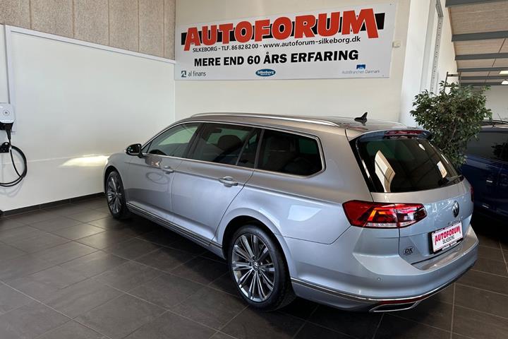 Grå VW Passat fra 2022