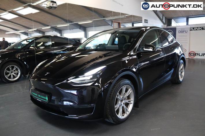 Sort Tesla Model Y fra 2023