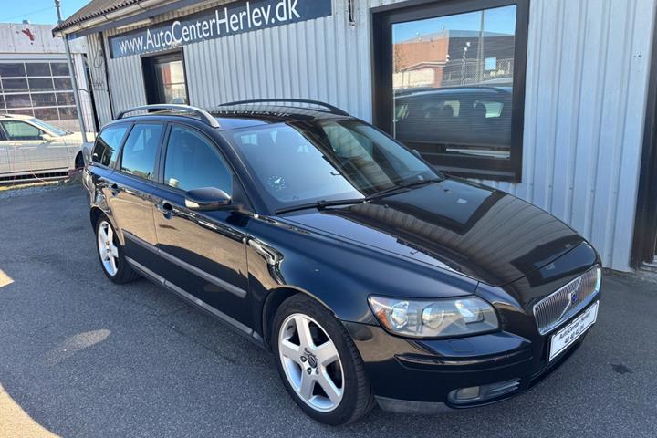 Sort Volvo V50 fra 2004 set udefra