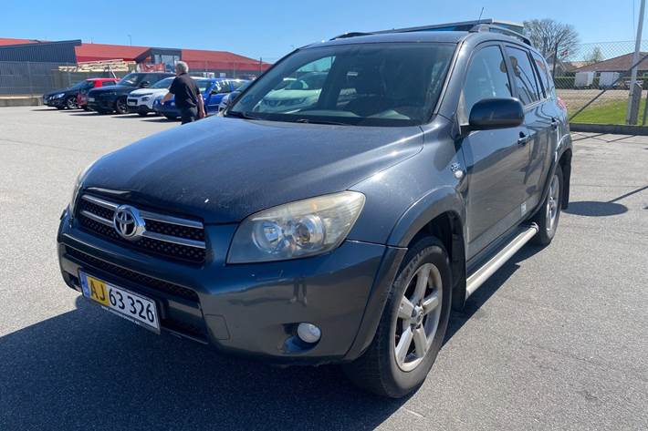 Sølv Toyota RAV4 fra 2007