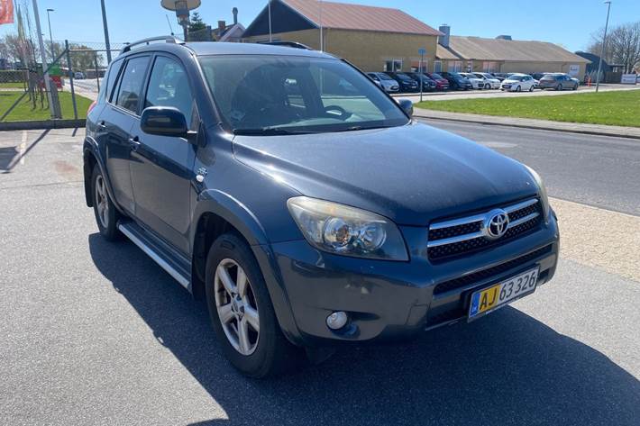 Sølv Toyota RAV4 fra 2007