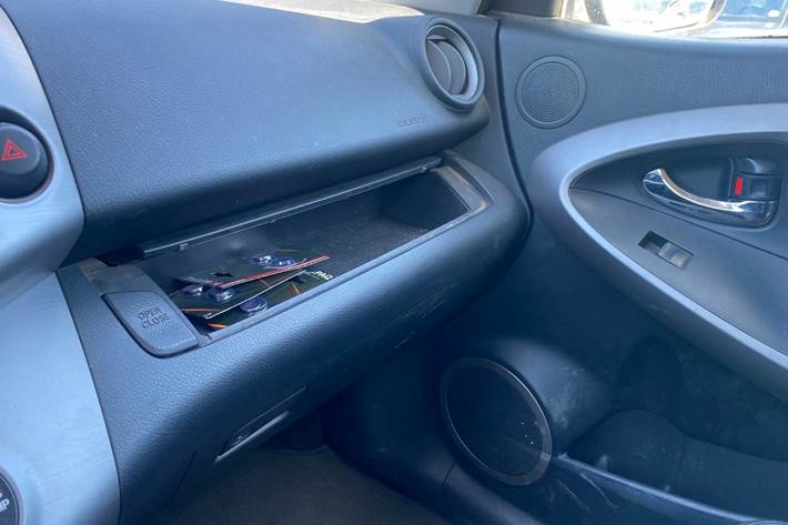 Sølv Toyota RAV4 fra 2007