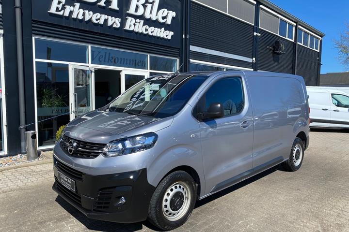 Sølv Opel Vivaro fra 2024 set udefra