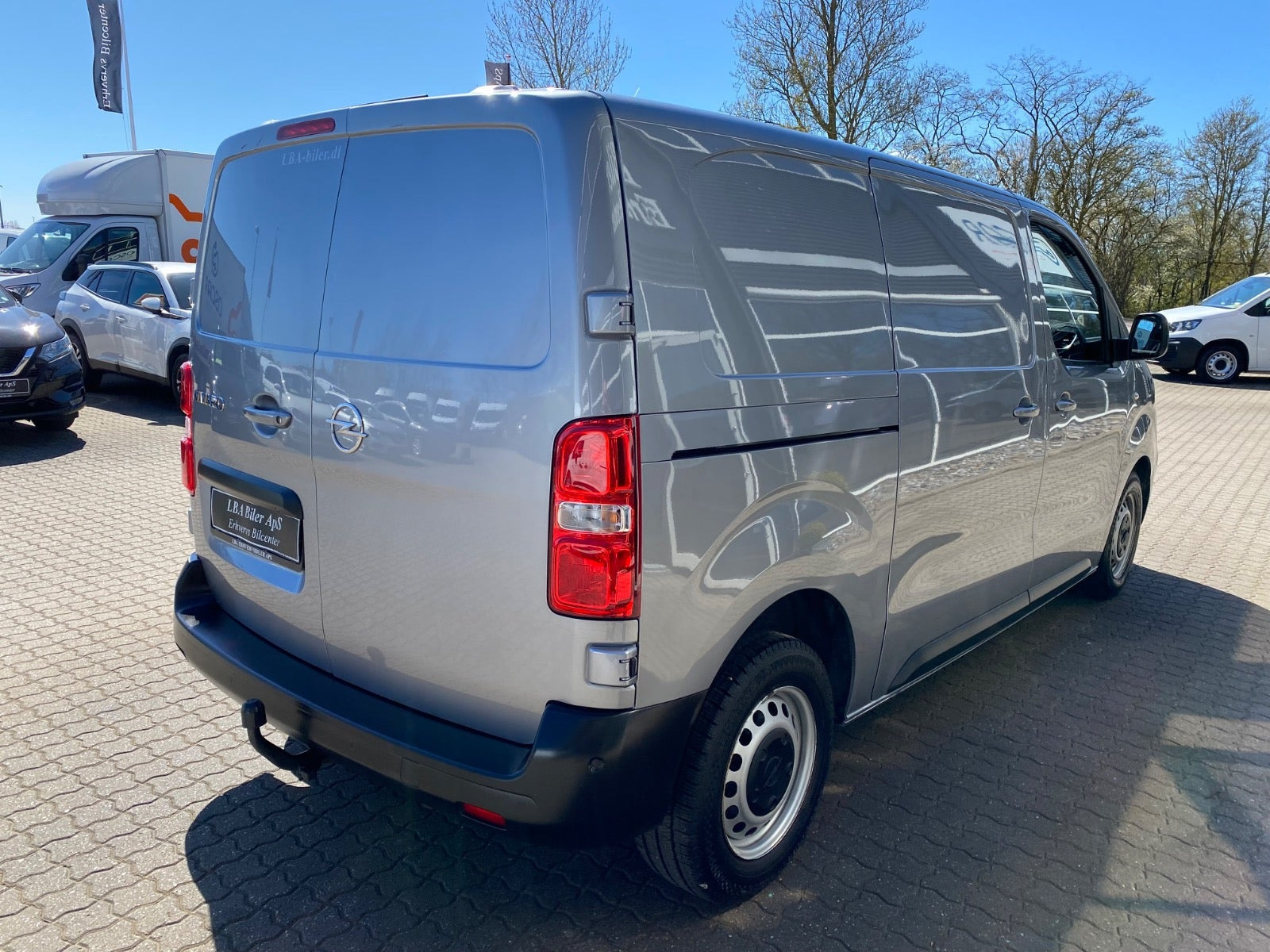 Sølv Opel Vivaro fra 2024