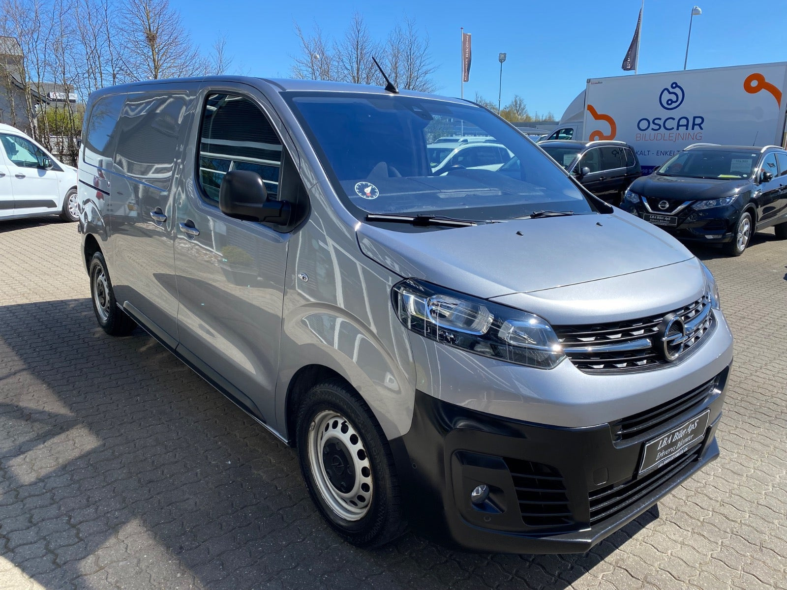 Sølv Opel Vivaro fra 2024