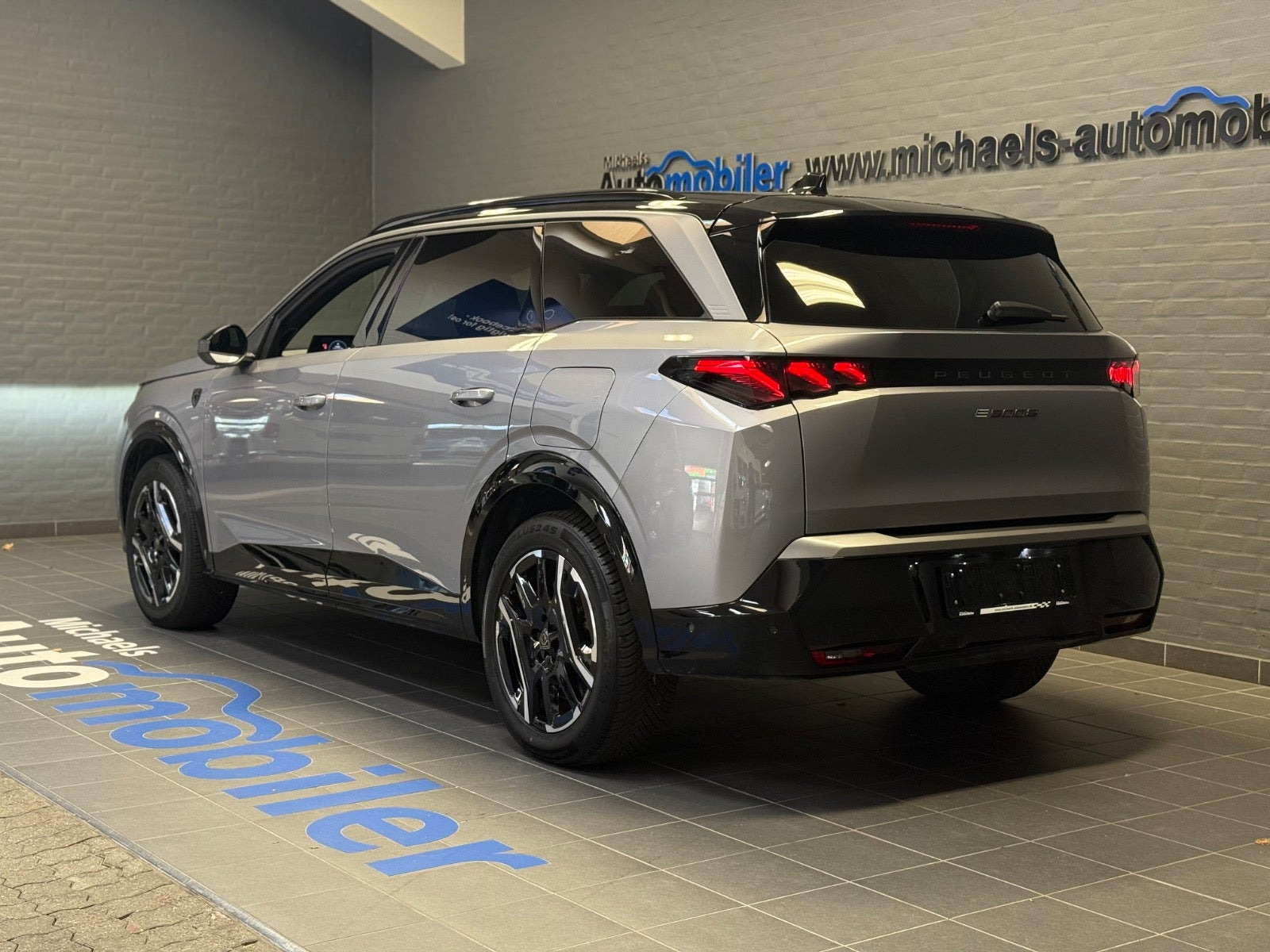 Grå Peugeot e-5008 fra 2025