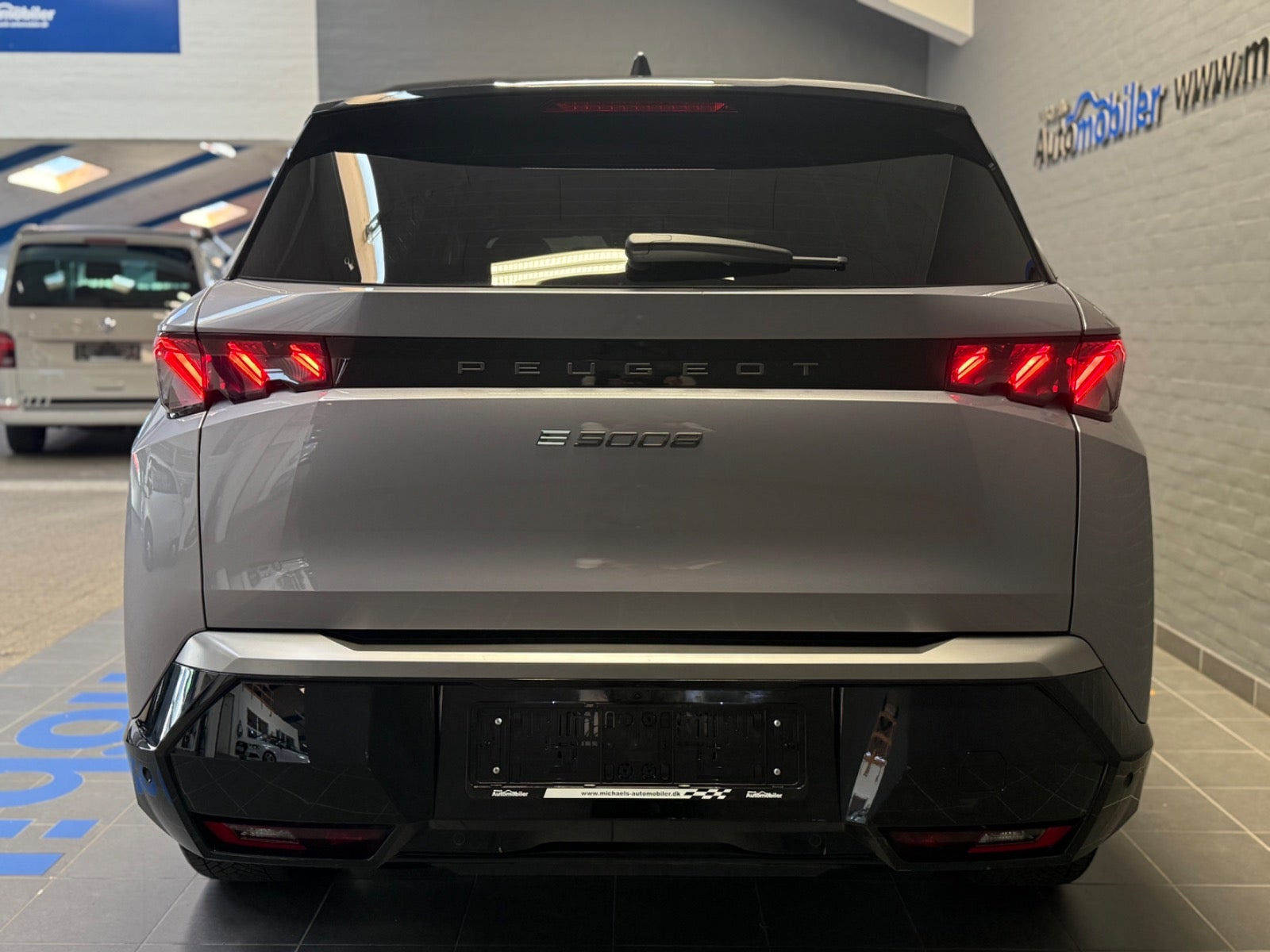 Grå Peugeot e-5008 fra 2025