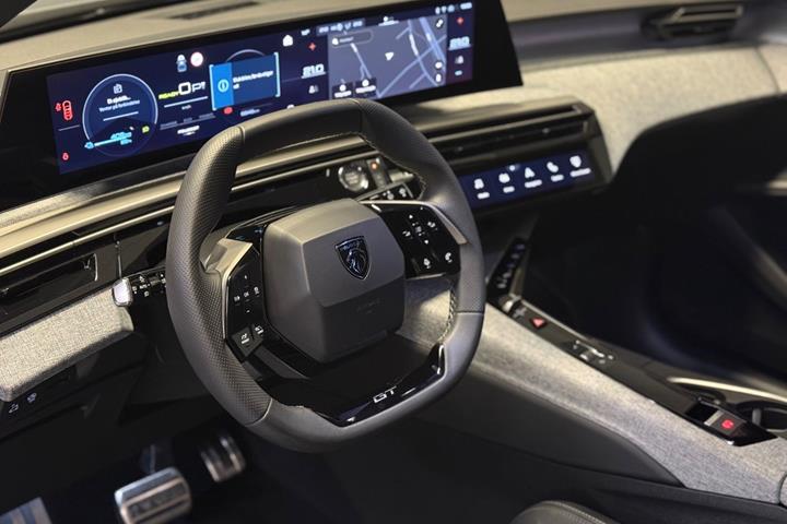 Grå Peugeot e-5008 fra 2025