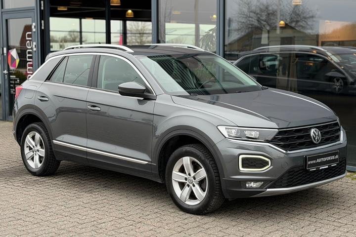 Grå VW T-Roc fra 2020 set udefra