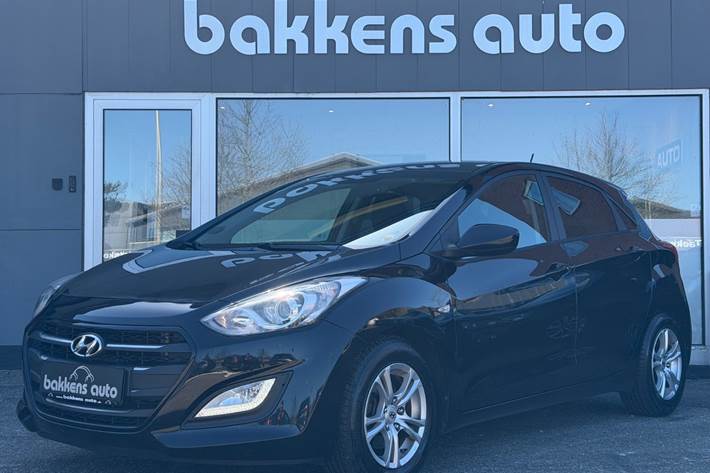 Sort Hyundai i30 fra 2016 set udefra