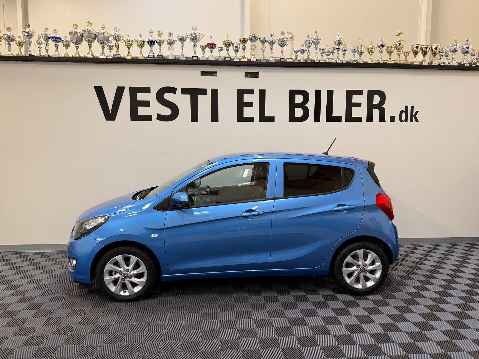 Blå Opel Karl fra 2016