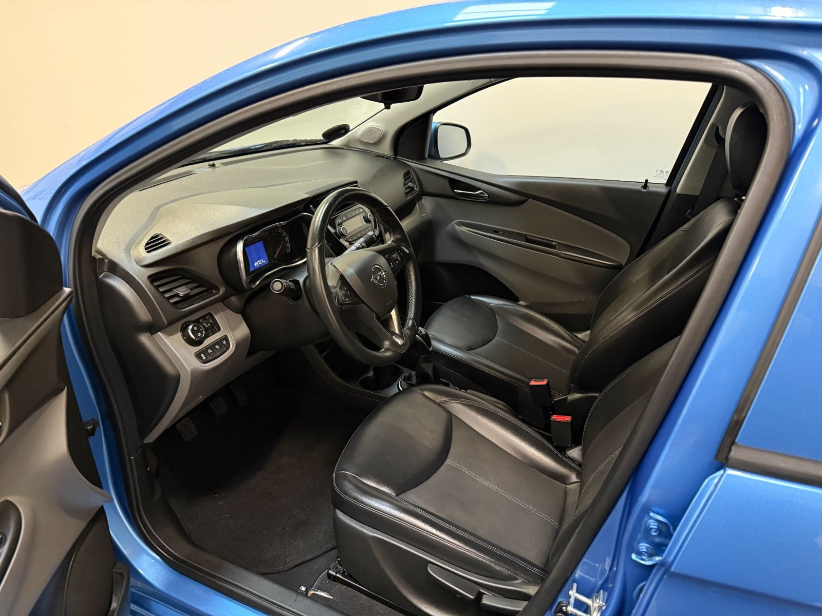Blå Opel Karl fra 2016 set indefra
