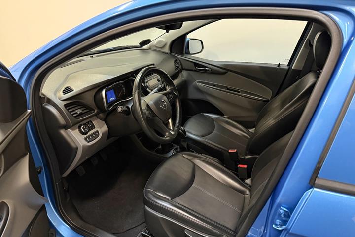 Blå Opel Karl fra 2016 set indefra