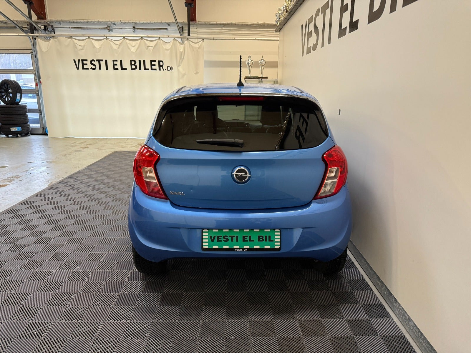 Blå Opel Karl fra 2016