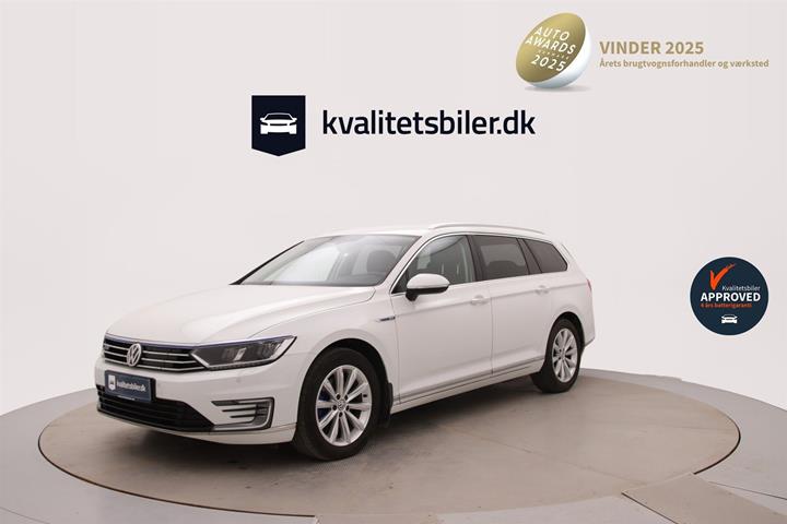 Hvid VW Passat fra 2017 set udefra