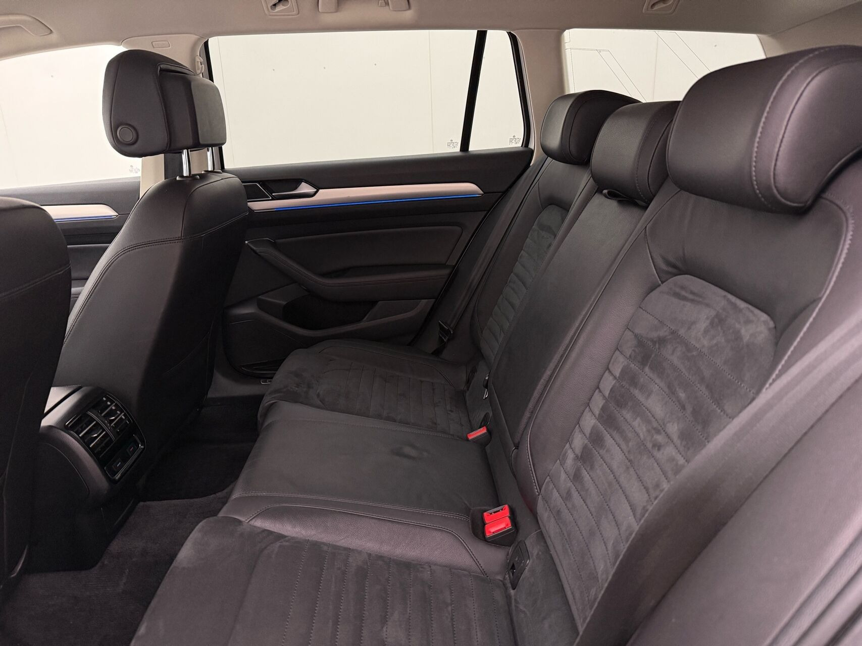 Hvid VW Passat fra 2017