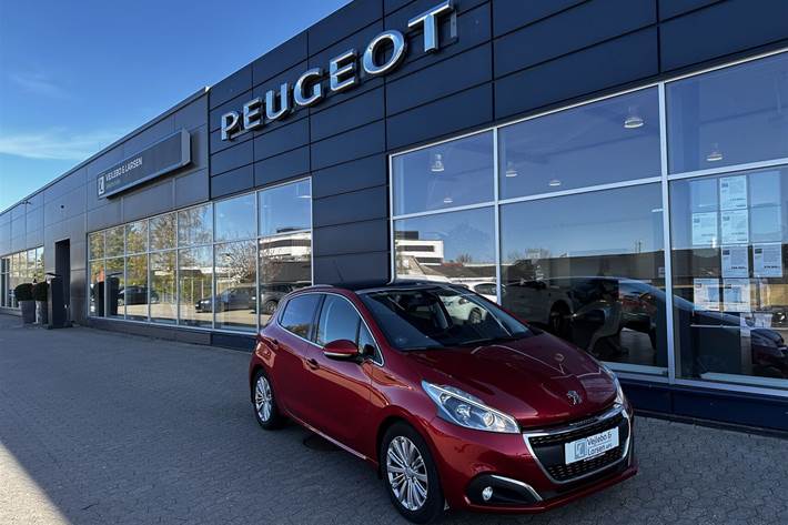 Rød Peugeot 208 fra 2020