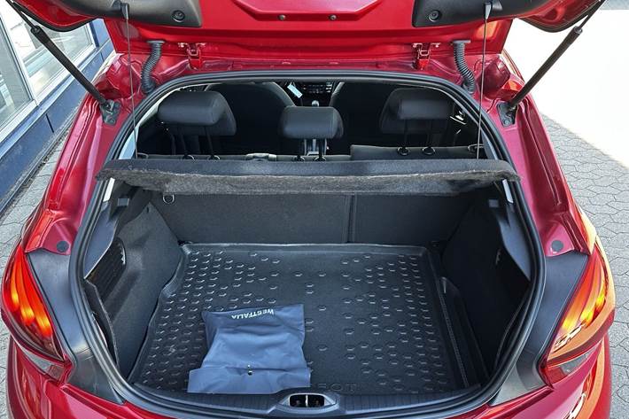 Rød Peugeot 208 fra 2020