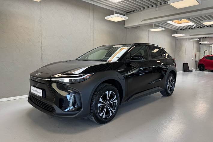 Sort Toyota BZ4X fra 2024