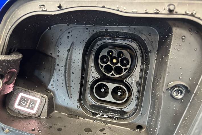 Blå Opel Mokka-e fra 2025