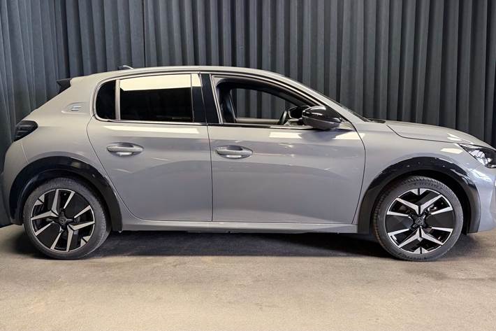 Grå Peugeot e-208 fra 2025
