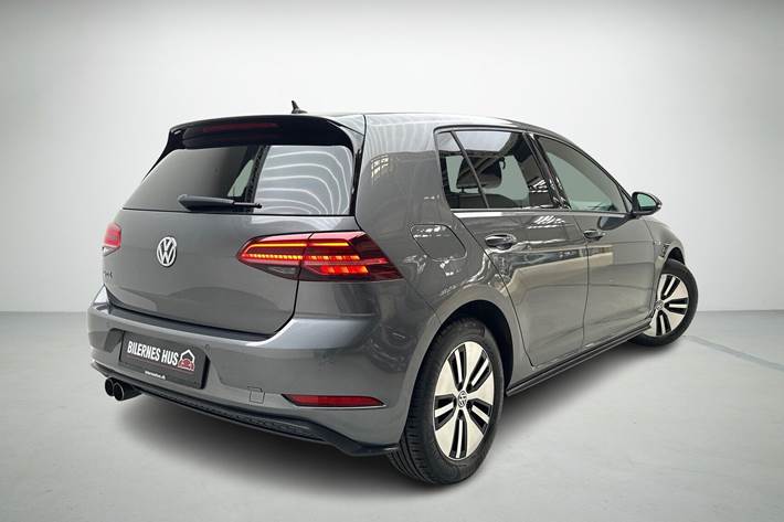 Grå VW Golf fra 2018