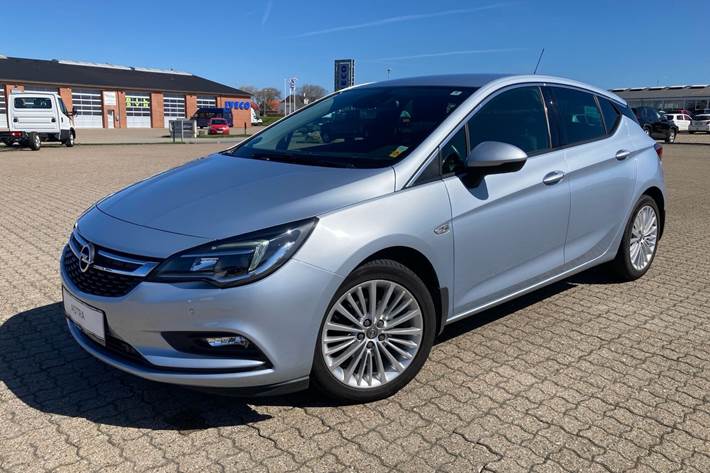 Blå Opel Astra fra 2016 set udefra