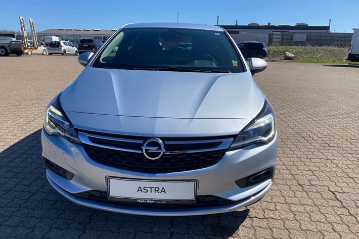 Blå Opel Astra fra 2016