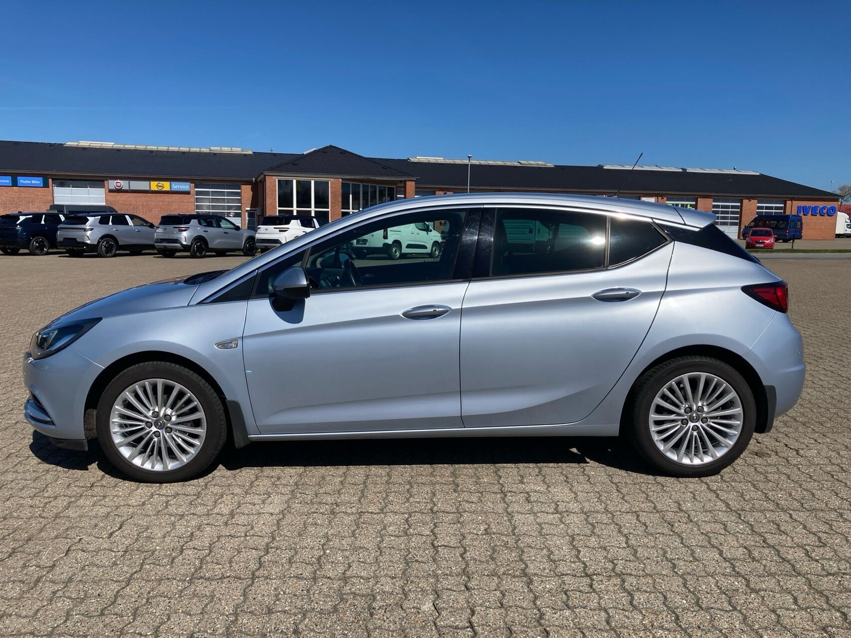 Blå Opel Astra fra 2016