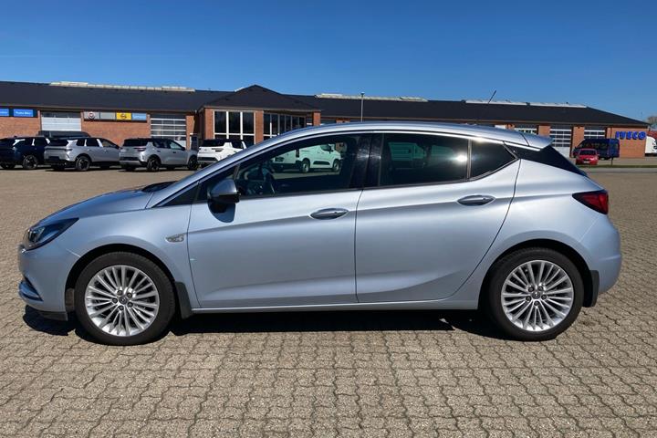 Blå Opel Astra fra 2016