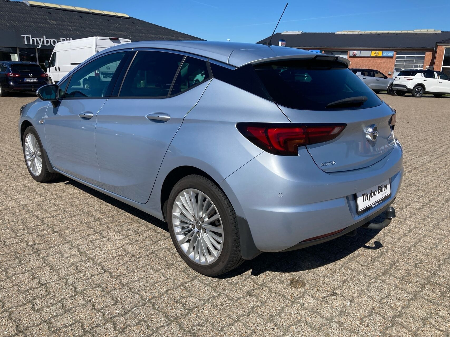 Blå Opel Astra fra 2016