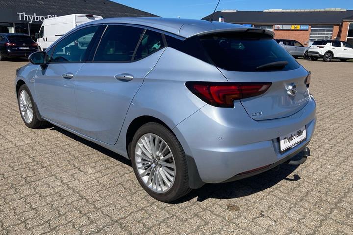 Blå Opel Astra fra 2016