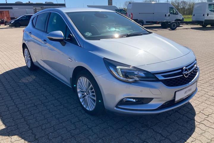 Blå Opel Astra fra 2016