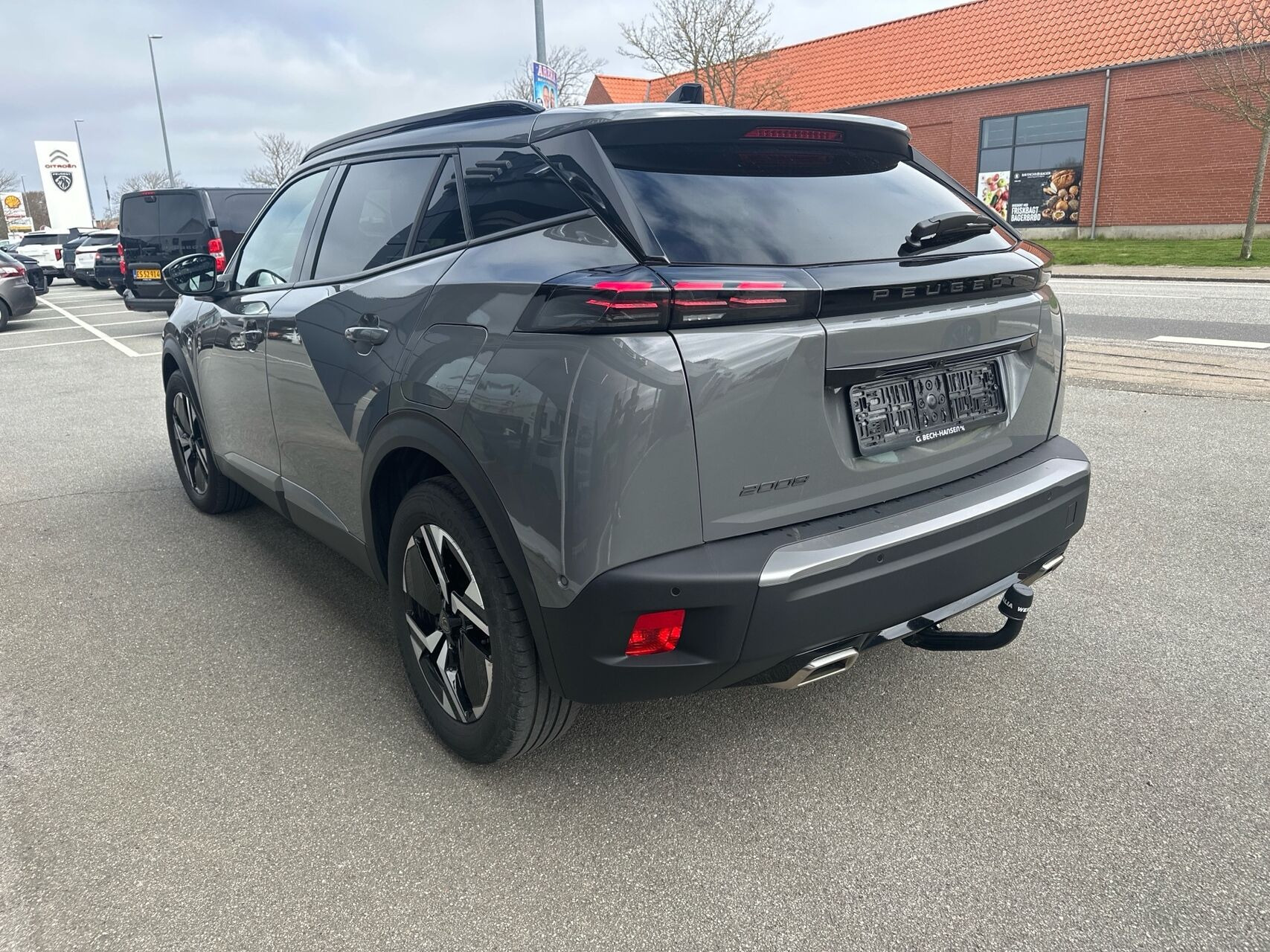 Grå Peugeot 2008 fra 2024