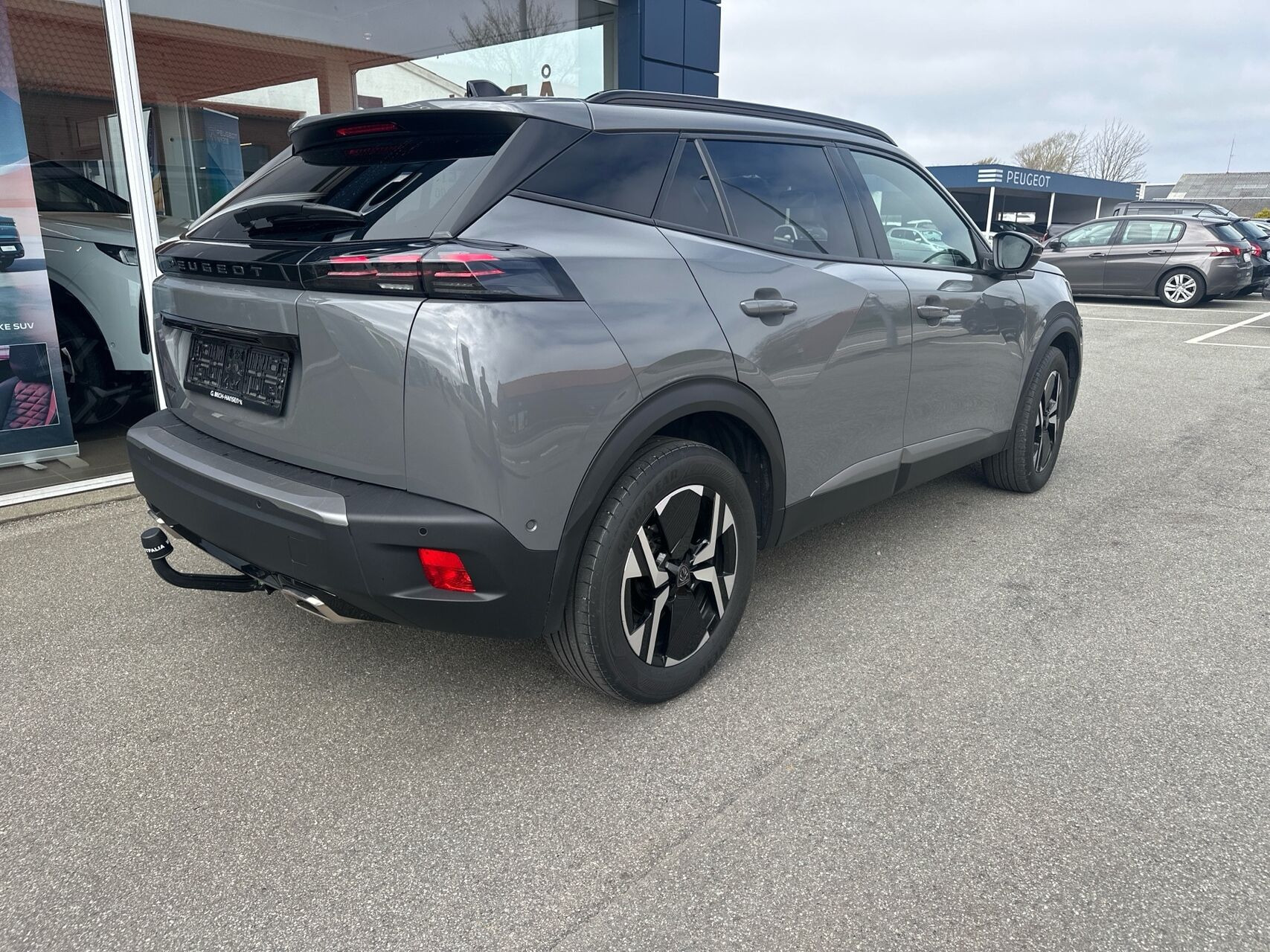 Grå Peugeot 2008 fra 2024