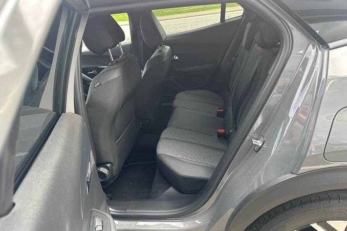 Grå Peugeot 2008 fra 2024