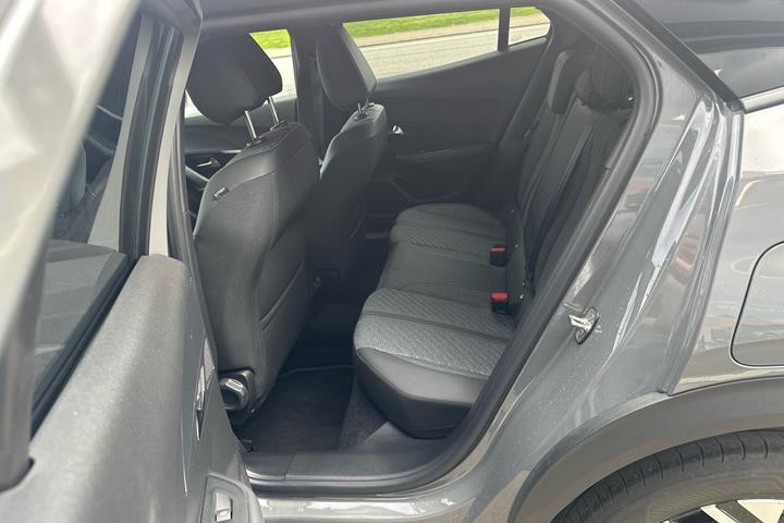 Grå Peugeot 2008 fra 2024